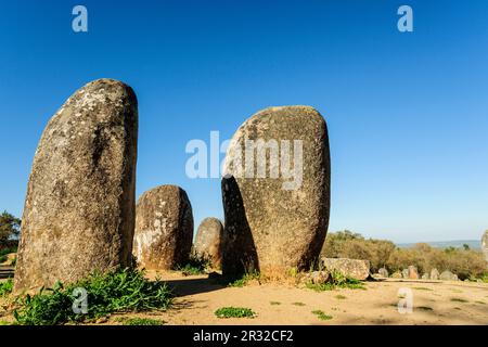 Dos Almendres Cromlech,neolitico antiguo -Alto das Pedras- Talhas, Nossa Senhora de Guadalupe,Valverde, Evora, Portugal, Alentejo, Europa. Banque D'Images