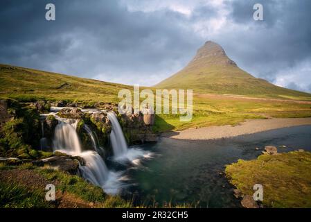 Mont Kirkjufell (la montagne de l'église) et chutes d'eau Kirkjufellfoss, magnifique paysage dans la péninsule de Snaefellsnes, Islande Banque D'Images