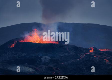 Explosion de lave dans le cratère du volcan Fagradalsfjall pendant l'éruption en août 2021, Islande Banque D'Images