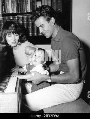 L'acteur allemand HORST BUCHHOLZ chez lui en 1962 avec sa femme l'ancienne actrice française MYRIAM BRU et leur fils CHRISTOPHER BUCHHOLZ Banque D'Images