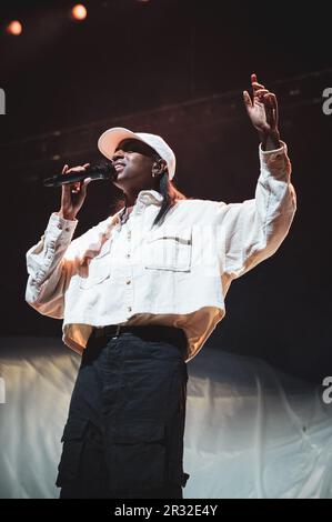TURIN, ITALIE: Le chanteur et compositeur britannique Cat Burns se produit en direct sur scène à Turin, ouvrant pour Sam Smith pendant la jambe italienne « Gloria Tour » Banque D'Images