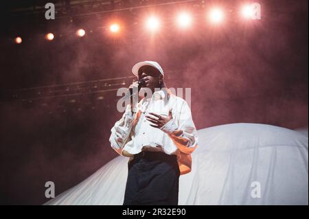 TURIN, ITALIE: Le chanteur et compositeur britannique Cat Burns se produit en direct sur scène à Turin, ouvrant pour Sam Smith pendant la jambe italienne « Gloria Tour » Banque D'Images