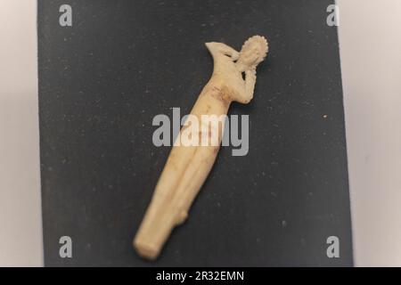 cabeza de aguja de hueso con figura de Vénus, , Museo-Centro de Interpretación del parque arqueológico de Segóbriga, Saelices, Cuenca, Castilla-la Mancha, Espagne. Banque D'Images