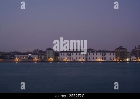 Vue nocturne de Venise depuis l'île de Giudecca, Venise, Vénétie, Italie, Europe Banque D'Images