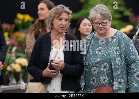 Londres, Royaume-Uni. 22 mai 2023. La députée conservatrice, Thérèse Coffey, secrétaire d'État à l'Environnement, à l'alimentation et aux Affaires rurales, a été présente aujourd'hui à la RHS Chelsea Flower Show Press Day. Les écologistes lui demandent de prendre des mesures beaucoup plus fermes pour empêcher les compagnies d'eau de polluer les rivières et la mer autour de l'Angleterre en évacuant régulièrement les eaux usées. Samedi, les surfeurs contre les eaux usées ont organisé un certain nombre de manifestations le long des eaux côtières du Sud-est au sujet de la pollution de la mer. Crédit : Maureen McLean/Alay Live News Banque D'Images