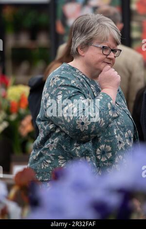 Londres, Royaume-Uni. 22 mai 2023. La députée conservatrice, Thérèse Coffey, secrétaire d'État à l'Environnement, à l'alimentation et aux Affaires rurales, a été présente aujourd'hui à la RHS Chelsea Flower Show Press Day. Les écologistes lui demandent de prendre des mesures beaucoup plus fermes pour empêcher les compagnies d'eau de polluer les rivières et la mer autour de l'Angleterre en évacuant régulièrement les eaux usées. Samedi, les surfeurs contre les eaux usées ont organisé un certain nombre de manifestations le long des eaux côtières du Sud-est au sujet de la pollution de la mer. Crédit : Maureen McLean/Alay Live News Banque D'Images