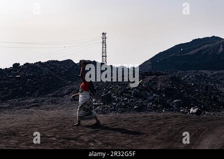 La communauté des travailleurs du charbon vit avec les effets des incendies à Jharia, en Inde, sur 21 mai 2023. La ville possède 100 kilomètres carrés de ceinture de charbon et est considérée comme représentant 29 % de la réserve de charbon de l'Inde. Ces mines brûlent depuis plus de 100 ans depuis la fin de 80s et plusieurs villages et bidonvilles situés à proximité sont touchés par l'incendie souterrain. Selon un rapport du East Georgia State College, 40-50 échantillons d'hydrocarbures ont été trouvés et la plupart d'entre eux sont toxiques et cancérogènes. (Photo de Swattik Jana/Pacific Press/Sipa USA) Banque D'Images