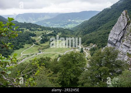 prados de Sanchese desde el ascenso por el barranco de Anaye, alta ruta pirenaica, región de Aquitania, departamento de Pirineos Atlánticos, Francia. Banque D'Images