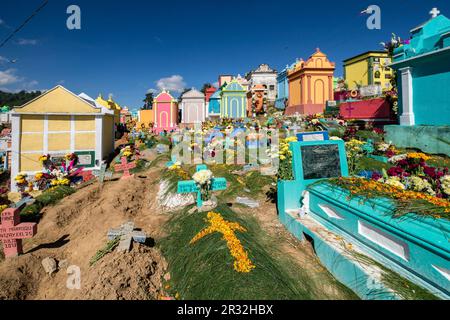 Tumbas de colores, celebracion del dia de muertos en el Cementerio général, Santo Tomás Chichicastenango, República de Guatemala, Amérique centrale. Banque D'Images