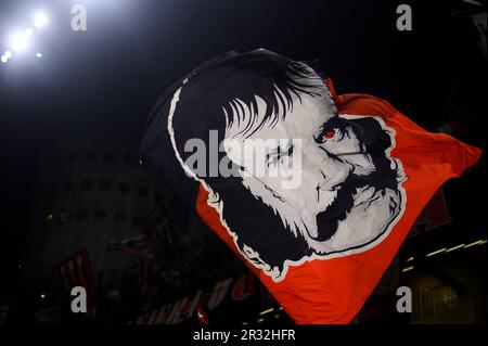 Milan, Italie. 20 mai 2023. Un drapeau est agité par un fan de l'AC Milan pendant le match de football de la série A entre l'AC Milan et l'UC Sampdoria. Credit: Nicolò Campo/Alay Live News Banque D'Images