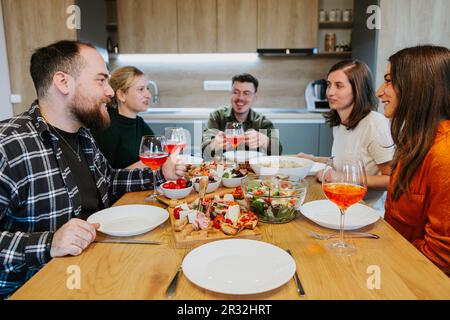 Amis qui apprécient de manger ensemble et de rire Banque D'Images