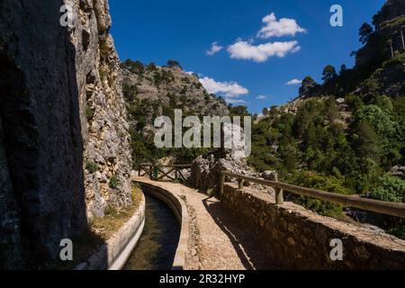 Ruta del rio Borosa, tuneles de la central electrica del salto de Los Organos, Parque Natural sierras de Cazorla, Segura y Las Villas, Jaén, Andalousie, espagne. Banque D'Images