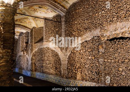 Capela dos Ossos, Capilla de los Huesos, construida en el siglo XVI, le Convento de San Francisco, gotico-manuelino, siglo XV, Evora, Portugal, Alentejo, Europa. Banque D'Images