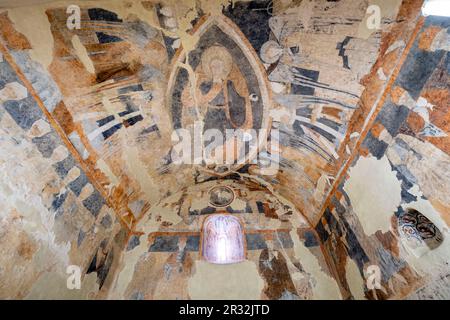 Pantocrator, tribunal del Juicio y final veinticuatro ancianos del Apocalipsis, fresque románico en el ábside, Ermita de San Miguel, siglo VII, construida durante el reinado visigodo de Wamba, Gormaz, Soria, Comunidad Autónoma de Castilla, l'Espagne, l'Europe. Banque D'Images