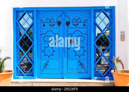 Portes bleues ornées à Sidi Bou Said, Tunisie Banque D'Images