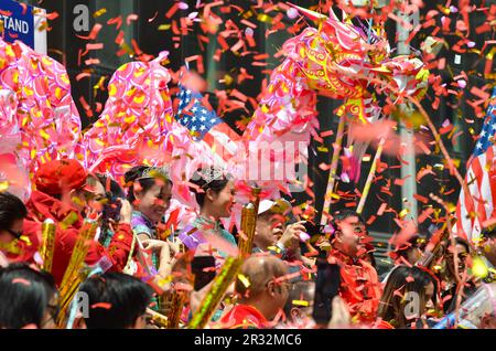 New York, États-Unis. 21st mai 2023. Confetti vole sur la Sixième Avenue lors de la Parade du patrimoine et de la culture de l'Amérique asiatique et des îles du Pacifique à New York, sur 21 mai 2023. (Photo par Ryan Rahman/Pacific Press/Sipa USA) crédit: SIPA USA/Alay Live News Banque D'Images