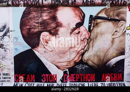 Le Kiss des frères, mon Dieu, m'aide à survivre à cet amour mortel, de l'artiste russe Dmitri Vrubel, mur de Berlin - Berliner Mauer-, Berlin, Allemagne, Europe. Banque D'Images