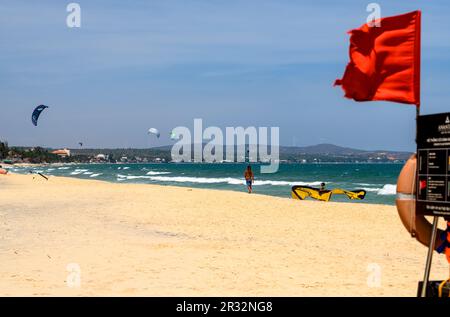 Kitesurfers en action sur et hors de la plage à Mui ne, Vietnam. Banque D'Images