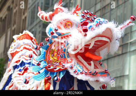 New York, États-Unis. 21st mai 2023. Des dragons sont vus sur la Sixième Avenue lors de la Parade du patrimoine et de la culture des Asiatiques américains et des Iles du Pacifique à New York, sur 21 mai 2023. (Photo par Ryan Rahman/Pacific Press/Sipa USA) crédit: SIPA USA/Alay Live News Banque D'Images