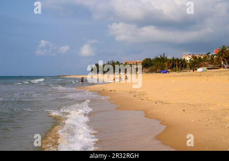 Tôt le matin, sur une plage déserte à Mui ne, au Vietnam. Banque D'Images
