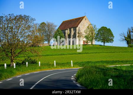 Église de Saint Ferreol et Saint Maclou construite sur une colline près d'une route de campagne sinueuse dans le sud du département français de Seine et Marne en t Banque D'Images