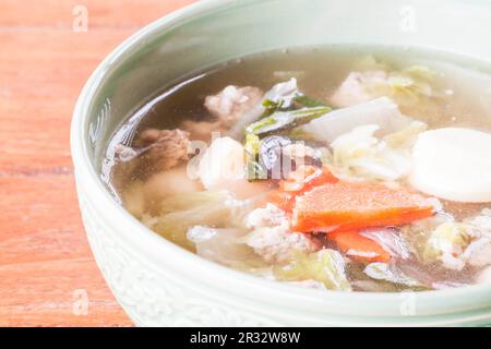 Délicieuse soupe claire avec tofu aux œufs, porc haché et légumes Banque D'Images