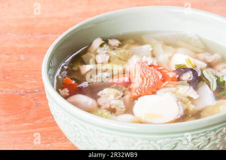 Repas léger avec soupe claire, porc haché et de légumes Banque D'Images