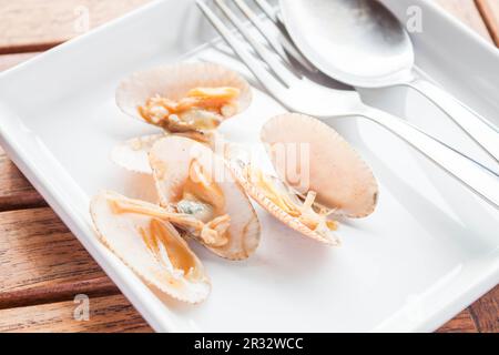 Pâte de piment rôti sauté de palourdes sur plaque blanche avec cuillère et fourchette Banque D'Images