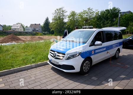 Koblenz, Allemagne. 22nd mai 2023. Au cours d'un travail exploratoire, des employés du service d'élimination des explosifs d'artillerie ont trouvé une bombe aérienne américaine de 500 kilogrammes. Étant donné que l'engin explosif a des fusibles avant et arrière intacts, les zones résidentielles et commerciales situées dans un rayon de 500 mètres du site doivent être évacuées avant le désamorçage prévu jeudi. Crédit : Thomas Frey/dpa/Alay Live News Banque D'Images