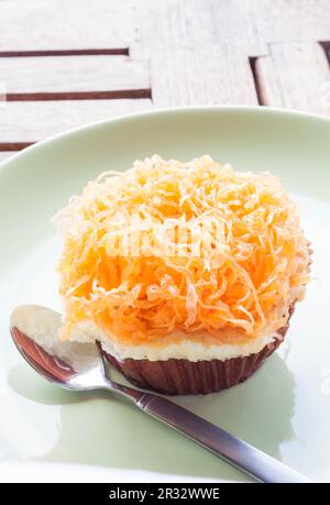 Gâteau de tasse de filet de jaune d'œuf doré de près Banque D'Images