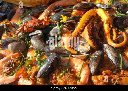 Divers fruits de mer préparés avec du riz, connus en France et en Espagne sous le nom de paella Banque D'Images
