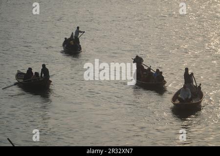 Dhaka, Bangladesh. 21st mai 2023. Des bateaux bangladais transportent des passagers sur le fleuve Buriganga près du ghat de Kholamora dans la région de la chorale Kamrangir à Dhaka. Chaque jour, des centaines de milliers de personnes se croisent pour travailler. (Photo de MD Mehedi Hasan/Pacific Press) Credit: Pacific Press Media production Corp./Alay Live News Banque D'Images