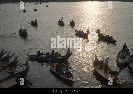 Dhaka, Bangladesh. 21st mai 2023. Des bateaux bangladais transportent des passagers sur le fleuve Buriganga près du ghat de Kholamora dans la région de la chorale Kamrangir à Dhaka. Chaque jour, des centaines de milliers de personnes se croisent pour travailler. (Photo de MD Mehedi Hasan/Pacific Press) Credit: Pacific Press Media production Corp./Alay Live News Banque D'Images