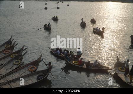 Dhaka, Bangladesh. 21st mai 2023. Des bateaux bangladais transportent des passagers sur le fleuve Buriganga près du ghat de Kholamora dans la région de la chorale Kamrangir à Dhaka. Chaque jour, des centaines de milliers de personnes se croisent pour travailler. (Photo de MD Mehedi Hasan/Pacific Press) Credit: Pacific Press Media production Corp./Alay Live News Banque D'Images