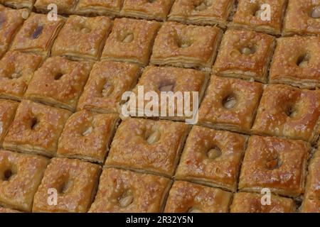 Sucreries arabes et turques sur un marché. C'est la nourriture arabe dans le désert. Banque D'Images