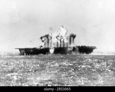 Une photo remarquable montrant l'instant où l'USS Essex est frappé par un kamikaze à l'est de Luzon, Philippines, 25 novembre 1944. TWhen Japon était confronté à la défaite fin de 1944, il a choisi de détruire des navires américains par des attentats-suicides, connus sous le nom de Kamikaze.ces attaques étaient une arme physique et psychologique puissante et a coulé un total de 47 navires pour un coût de plus de 3000 pilotes et avions. À la fin de 1944, la marine américaine était suffisamment importante pour que les pertes soient insignifiantes et qu’elles n’aient pas modifié le cours de la guerre. Banque D'Images