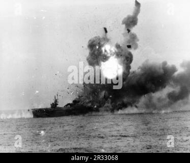 Explosion sur USS ST. LO (CVE-63) après avoir été frappée par un kamikaze pendant la bataille du golfe de Leyte, 25 octobre 1944. La bombe a fait exploser le magazine et l'explosion a été assez puissante pour catapulter le pont de l'avion, qui pèse plusieurs tonnes, des centaines de pieds dans l'air. Le bateau a coulé peu de temps après cette photo ws prise. Banque D'Images