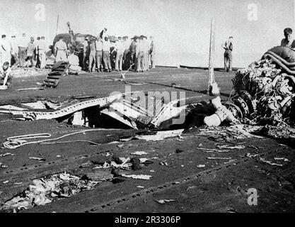 Vue du pont de vol endommagé des États-Unis Le porte-avions léger USS Belleau Wood (CVL-24) de la Marine après avoir été frappé par un kamikaze, alors qu'elle était en service au large de Luzon, aux Philippines, le 30 octobre 1944. 92 hommes d'équipage sont morts et onze Grumman F6F-5 Hellcat de l'escadron de combat 21 (VF-21) ont été détruits. Lorsque le Japon était confronté à la défaite de fin 1944, il a choisi de détruire des navires américains par des attentats-suicides, connus sous le nom de Kamikaze.ces attaques étaient une arme physique et psychologique puissante et ont coulé un total de 47 navires pour un coût de plus de 3000 pilotes et avions. À la fin de 1944, la marine américaine était assez grande que les pertes l'étaient Banque D'Images