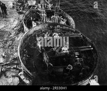 Vue du flok de 40 mm de Bofors en face de l'île à bord des États-Unis Porte-avions de la Marine USS Enterprise (CV-6), en 1945. La photo a été prise après l'attaque kamikaze du 14 mai 1945. Lorsque le Japon était confronté à la défaite de fin 1944, il a choisi de détruire des navires américains par des attentats-suicides, connus sous le nom de Kamikaze.ces attaques étaient une arme physique et psychologique puissante et ont coulé un total de 47 navires pour un coût de plus de 3000 pilotes et avions. À la fin de 1944, la marine américaine était suffisamment importante pour que les pertes soient insignifiantes et qu’elles n’aient pas modifié le cours de la guerre. Banque D'Images