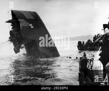 LSM (Landing Ship Medium) 20 naufrage dans le détroit de Surigao, 5 décembre 1944. Elle a été frappée par une amidshion kamikaze, tuant 8 personnes et blessant 9 personnes. Lorsque le Japon était confronté à la défaite de fin 1944, il a choisi de détruire des navires américains par des attentats-suicides, connus sous le nom de Kamikaze.ces attaques étaient une arme physique et psychologique puissante et ont coulé un total de 47 navires pour un coût de plus de 3000 pilotes et avions. À la fin de 1944, la marine américaine était suffisamment importante pour que les pertes soient insignifiantes et qu’elles n’aient pas modifié le cours de la guerre. Banque D'Images