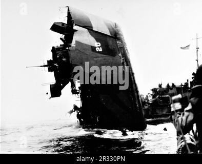 LSM (Landing Ship Medium) 20 naufrage dans le détroit de Surigao, 5 décembre 1944. Elle a été frappée par une amidshion kamikaze, tuant 8 personnes et blessant 9 personnes. Lorsque le Japon était confronté à la défaite de fin 1944, il a choisi de détruire des navires américains par des attentats-suicides, connus sous le nom de Kamikaze.ces attaques étaient une arme physique et psychologique puissante et ont coulé un total de 47 navires pour un coût de plus de 3000 pilotes et avions. À la fin de 1944, la marine américaine était suffisamment importante pour que les pertes soient insignifiantes et qu’elles n’aient pas modifié le cours de la guerre. Banque D'Images