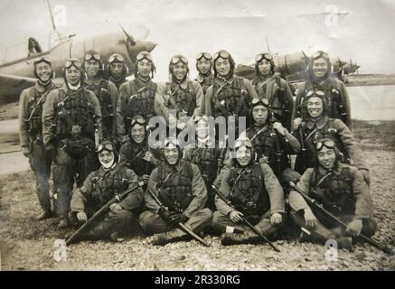 Photo de groupe des pilotes japonais Kamikaze à l'aérodrome de Chōshi, Japon, 1944. Seulement 1 des 18 hommes sur la photo, Toshio Yoshitake, ont survécu à la guerre après que son avion ait été abattu par un avion de chasse américain. Banque D'Images