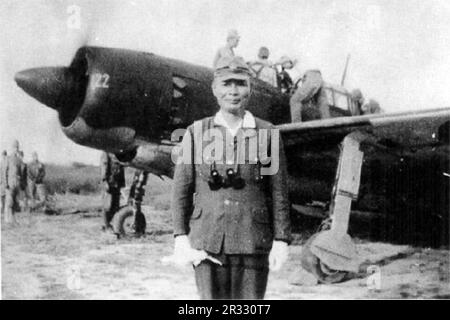 L'amiral Matome Ugaki avec son Yokosuka D4Y3 posant avant l'attaque finale de Kamikaze au large d'Okinawa (15 août 1945). L'amiral Ugaki commandait un avion pour une attaque finale après que l'empereur Hirohito ait annoncé la capitulation du Japon. Les derniers messages de l'avion d'Ugaki ont annoncé qu'ils plongeaient vers un navire, mais les records américains n'ont aucun compte des attaques kamikaze ce jour-là. Les corps de trois hommes dans un avion naufragé ont été retrouvés plus tard et l'un d'eux, portant un uniforme d'amiral, était probablement Ougaki. Banque D'Images