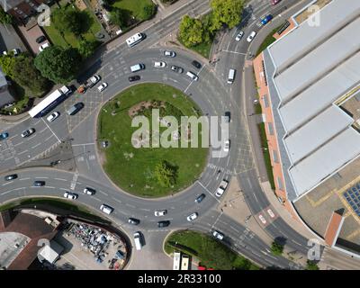 Vue aérienne d'un rond-point et de la circulation sur la route principale A49 qui traverse la ville de Hereford - prise en mai 2023 Banque D'Images