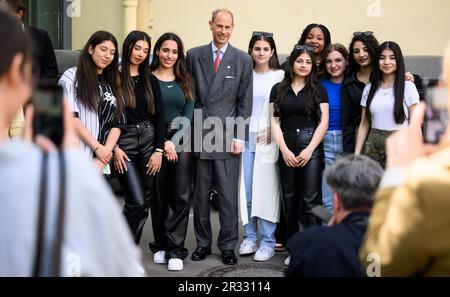 Berlin, Allemagne. 22nd mai 2023. Le prince Edward, duc d'Édimbourg, visite l'école Schule am Schillerpark à Berlin-Wedding, qui offre et fournit le programme International Award du duc d'Édimbourg à ses élèves, et a sa photo prise avec des écolières là-bas. Le programme jeunesse, qui porte le titre ducal du frère du roi britannique en son nom, a été fondé à l'origine par son père en 1950s. Il vise à mettre les jeunes au défi de faire du bénévolat, de développer de nouvelles compétences, d'être actifs dans le sport et d'apprendre la coopération et la persévérance. Credit: Bernd von Jutrczenka/dpa/Alamy Live News Banque D'Images