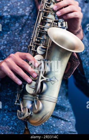 Saxophoniste jouant dans un orchestre Banque D'Images