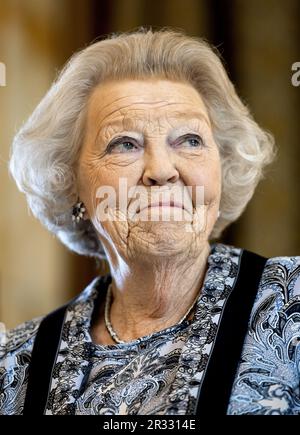 CHEF de FILE - Princesse Beatrix lors de la présentation du Prix Jantje Beton à la mairie de Leiden. Le prix est décerné à la municipalité la plus conviviale des pays-Bas. ANP KOEN VAN WEEL pays-bas hors - belgique hors Banque D'Images