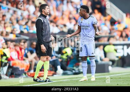 Vinicius Jr (Real Madrid, #20) parle avec l'arbitre lors du match LaLigure Santander entre Valencia CF et Real Madrid CF à l'Estadio Mestalla o Banque D'Images