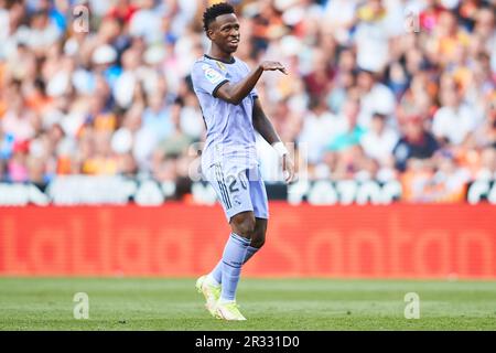 Vinicius Junior Winger gauche du Real Madrid et le Brésil fait un deux avec ses doigts pour provoquer les fans de Valence pendant le match LaLiga Santander Banque D'Images