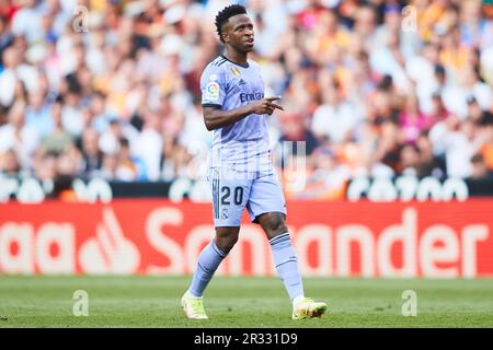 Vinicius Junior Winger gauche du Real Madrid et le Brésil fait un deux avec ses doigts pour provoquer les fans de Valence pendant le match LaLiga Santander Banque D'Images